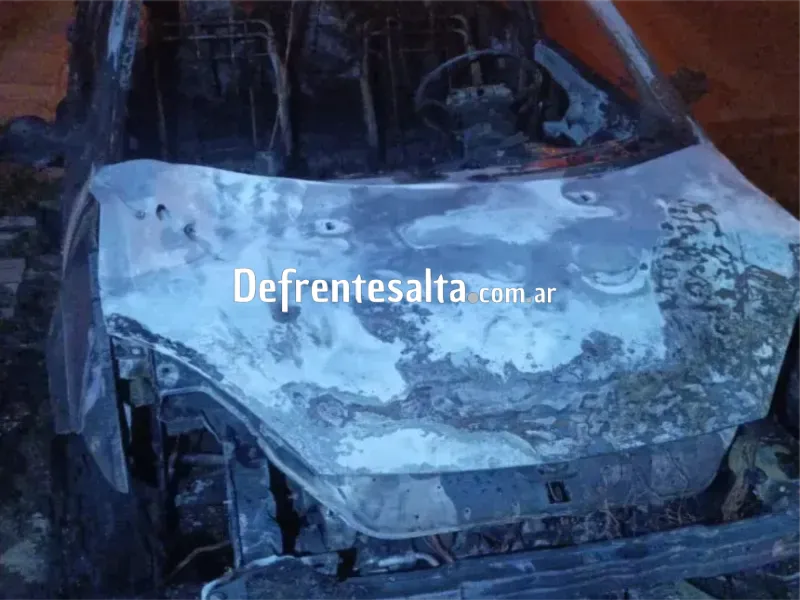 Así quedó el auto tras el incendio