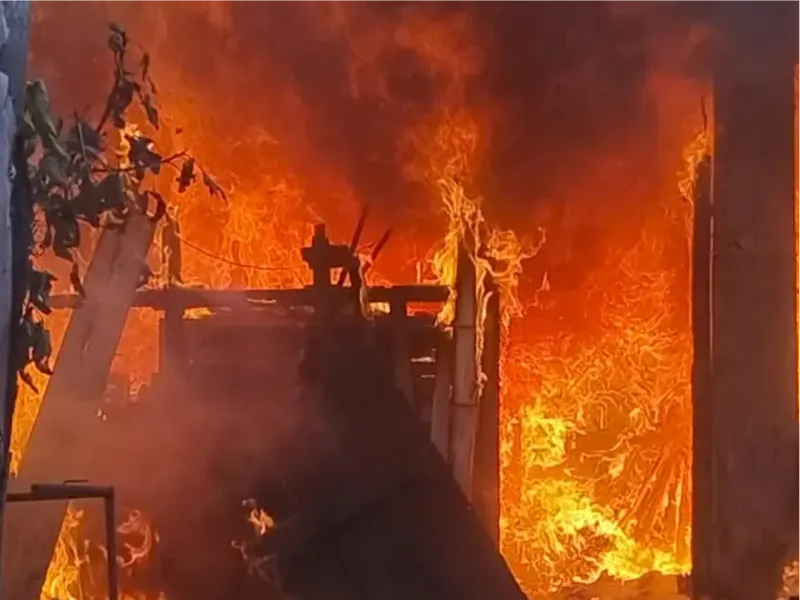Incendio vivienda en Yrigoyen al 2200.