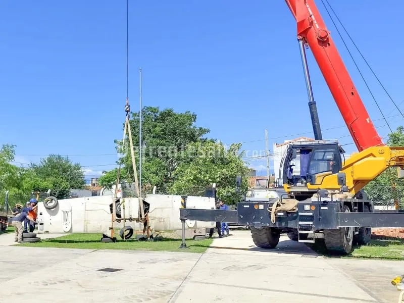 Con una grúa descargan la aeronave en la escuela Lotufo. 