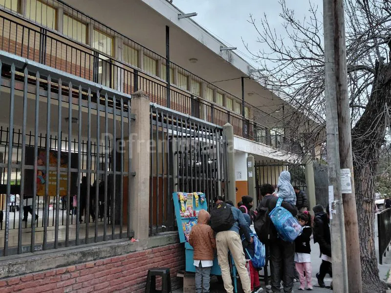 Escuela Sarmiento. Niños ingresando al establecimiento tras el receso.