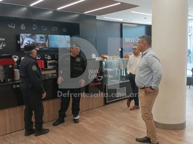 Autoridades del banco con la Policía.