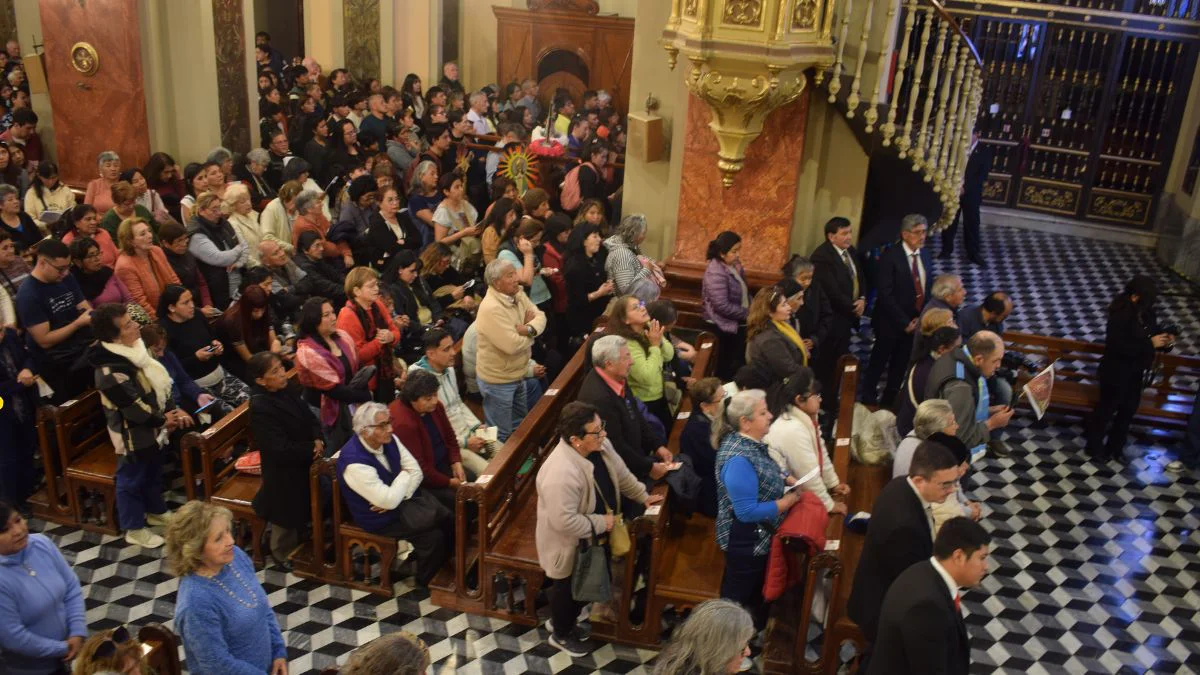 Gente en la Catedral