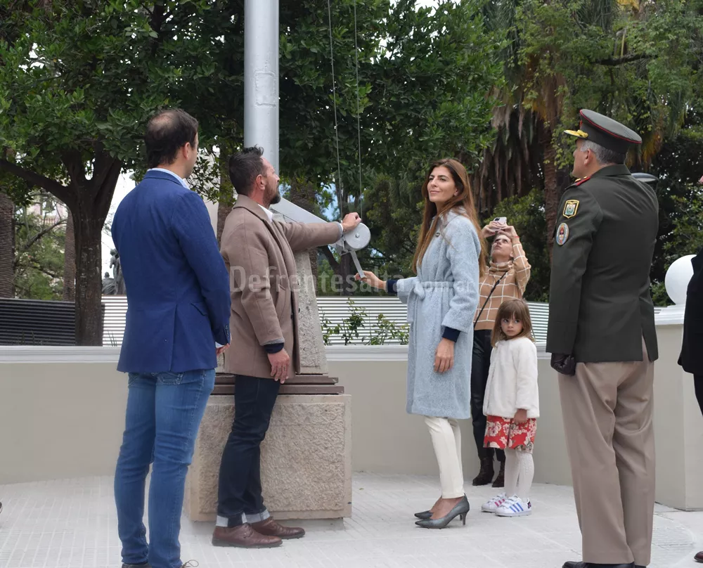 Bettina Romero en el isamiento de las banderas