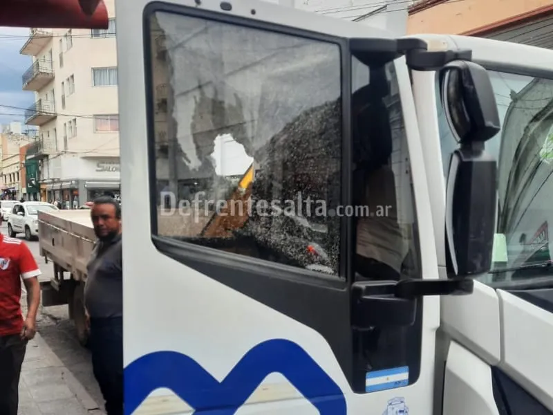 El vidrio del camión municipal roto tras sufrir la agresión. 