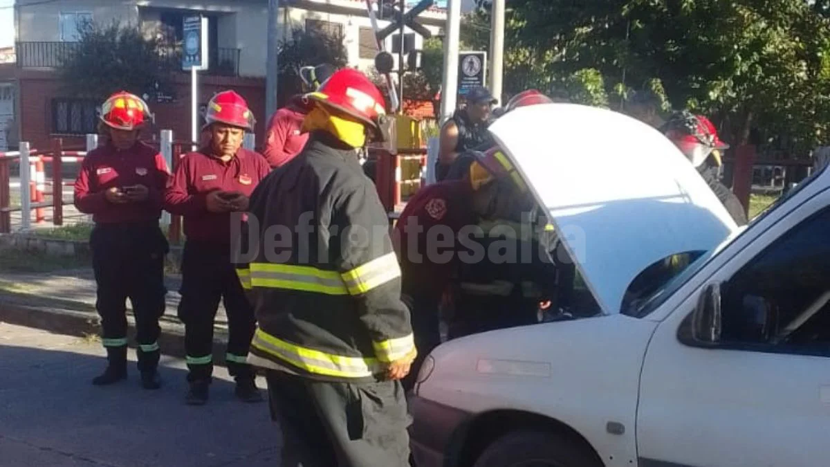Bomberos trabajan en el vehículo que sufrió un incendio en Alsina y Alvear.