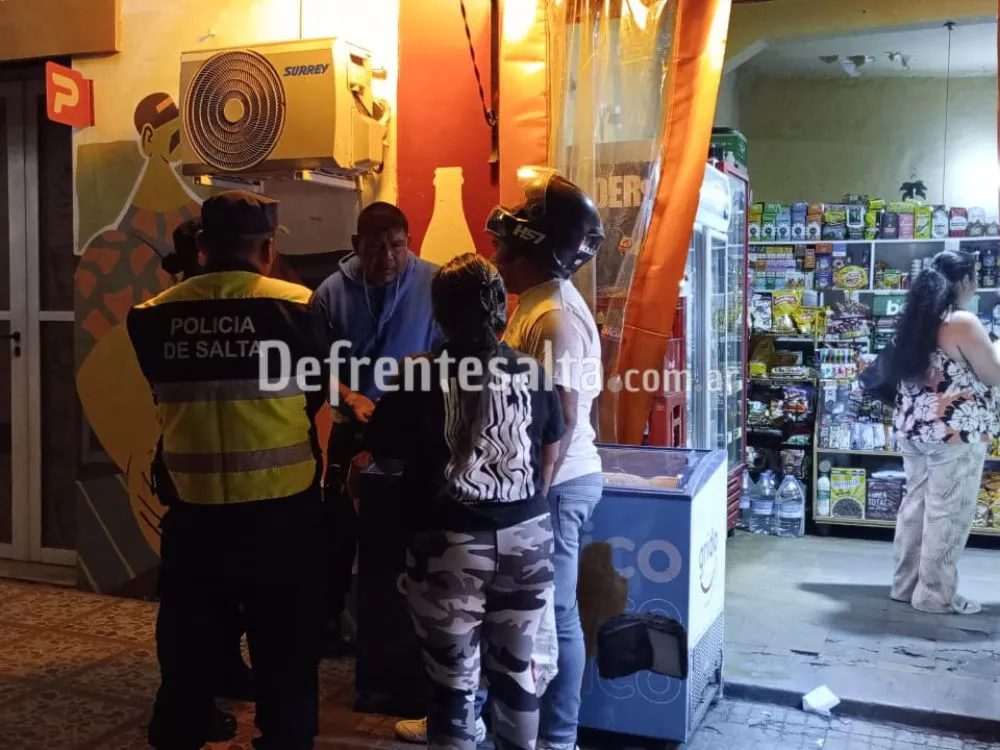 Borracho destrozó una caramelera.