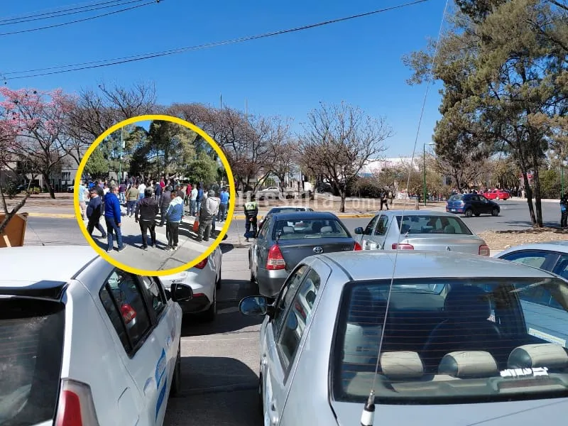 Protestas de taxistas y remiseros en Grand Bourg. 