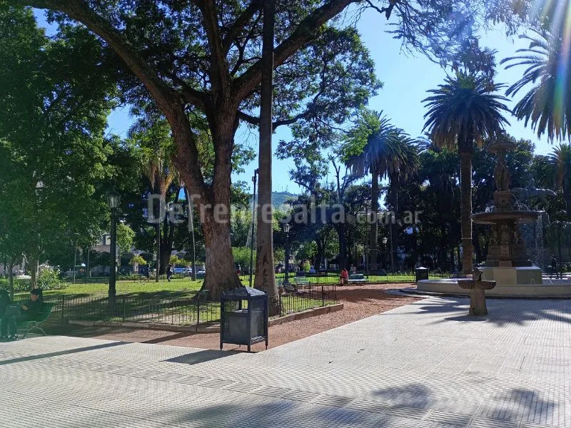 Tiempo soleado.  Plaza 9 de Julio.