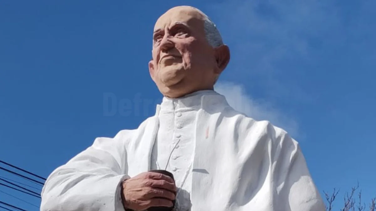 Escultura del Papa Francisco realizada por Adrián Dellorto que será instalada en El Carril, Salta.