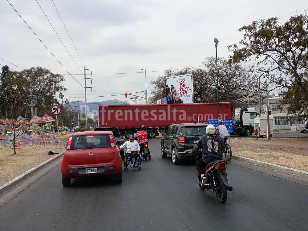 Camión se atascó en avenida Arenales.
