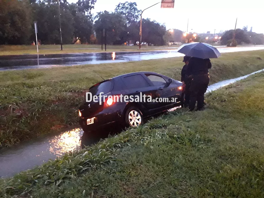 Automovil incrustado en un canal