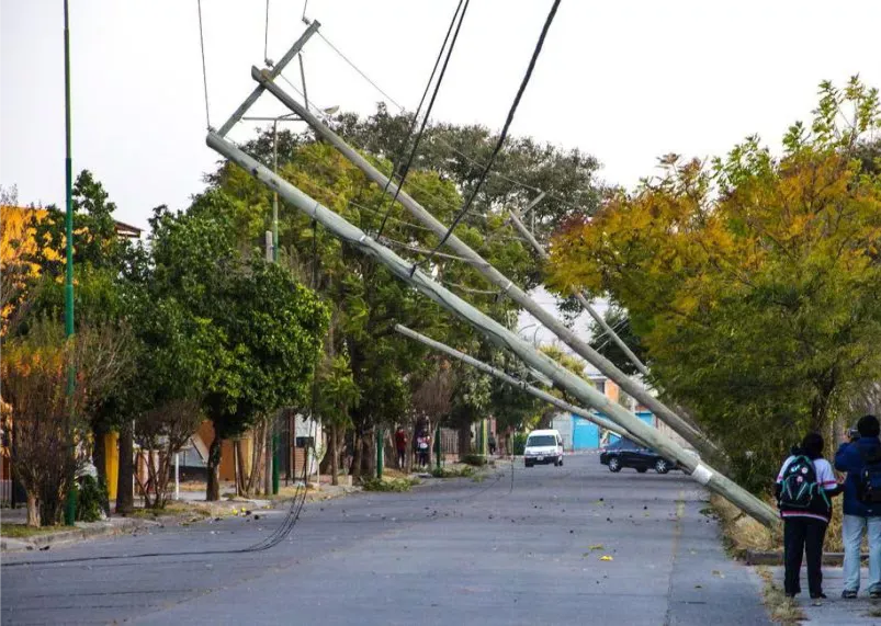 Postes derribados por los fuertes vientos