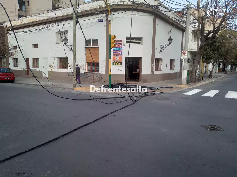 Postes de luz y cables