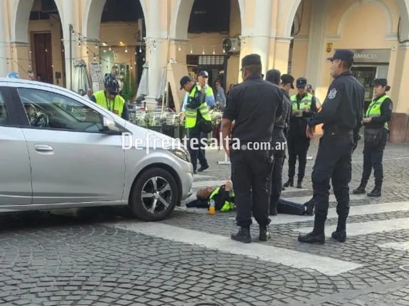 La inspectora espera ser asistida. 