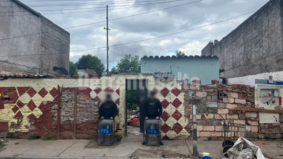 Operativo de la Policía Federal este jueves por venta de drogas en Villa Chartas con 2 detenidos.