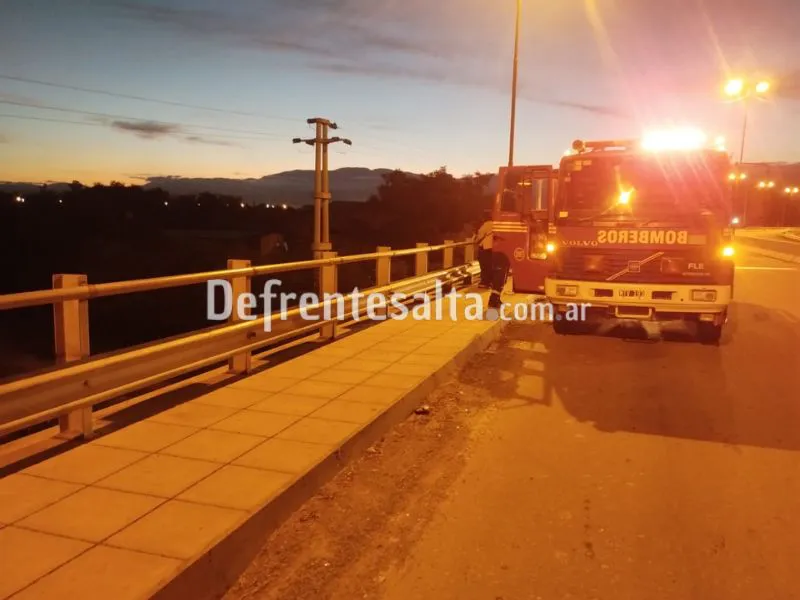 Bomberos en el río Arenales.