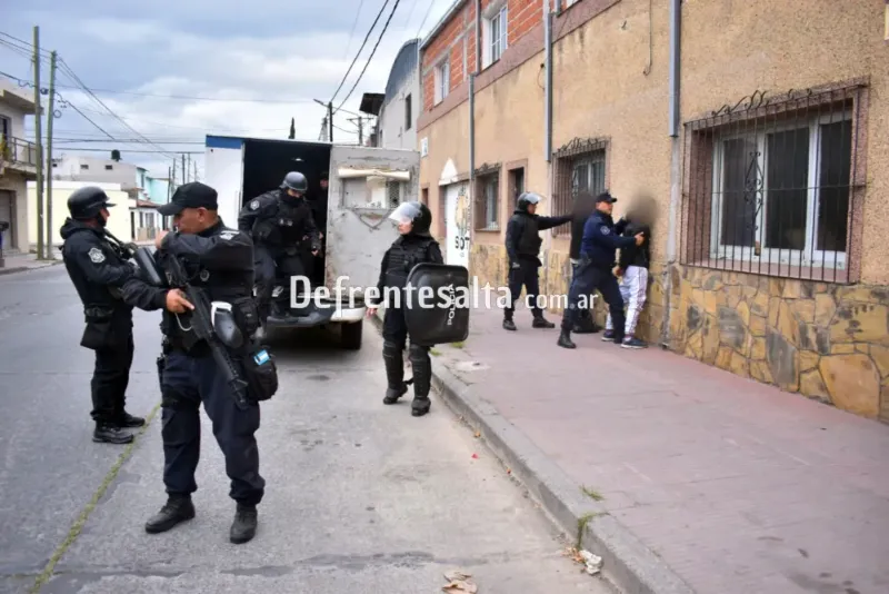 Detenidos en un operativo policial.