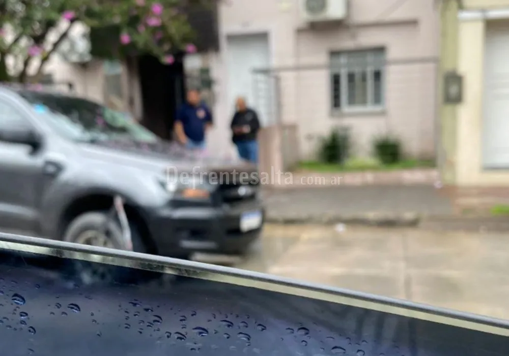 Camioneta se incrusto en un bache