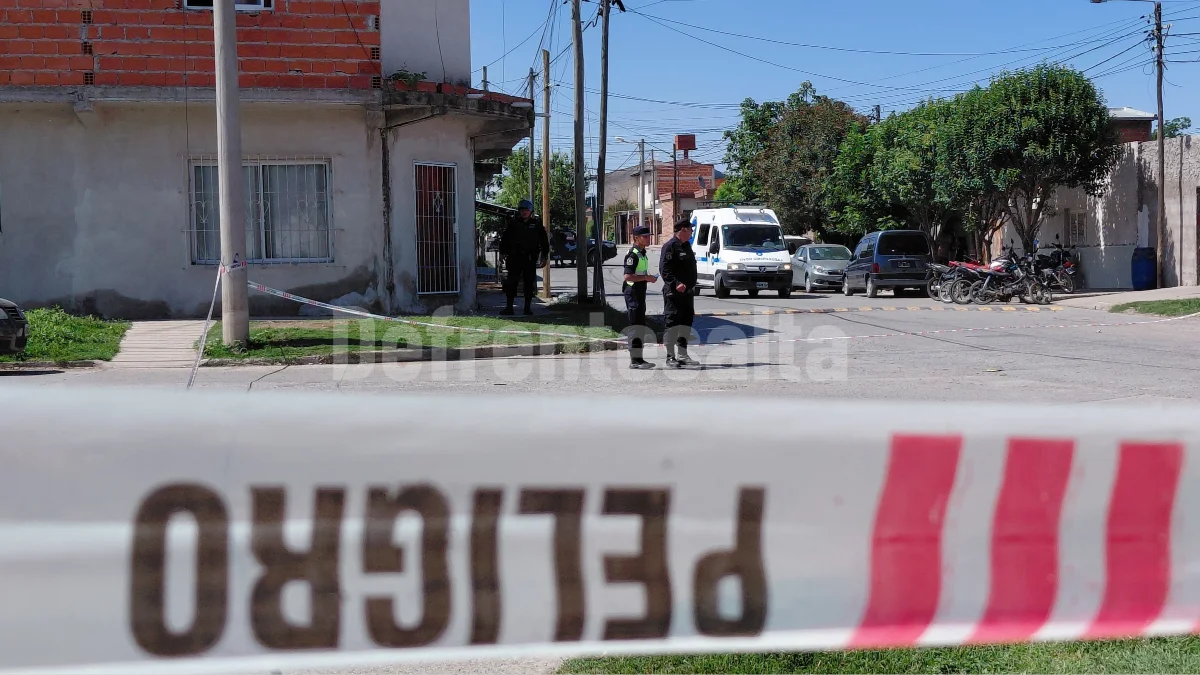 Personal del CIF trabajando en la escena del crimen en Barrio La Fama tras el homicidio de un hombre.