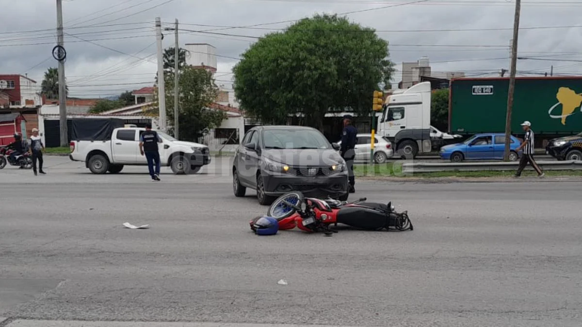 Siniestro en avenida Tavella y Ragone entre automovilista y motociclista. 