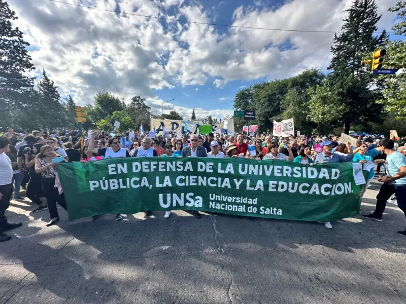 Marcha universitaria en Salta