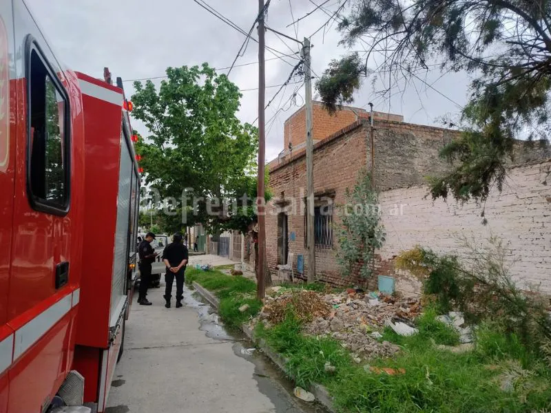 Bomberos en el lugar del hecho.
