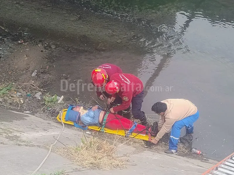 Equipos rescatan a la mujer. Canal Yrigoyen. 