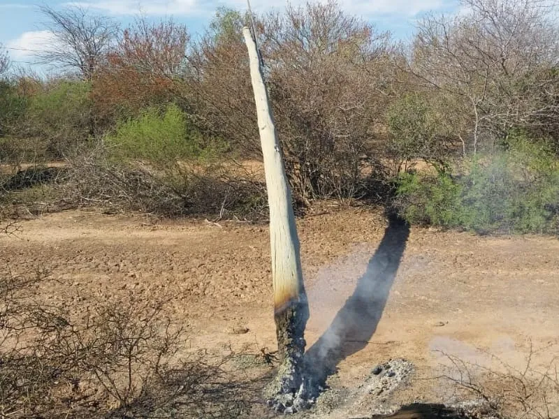 Poste incendiado intencionalmente en Embarcación.