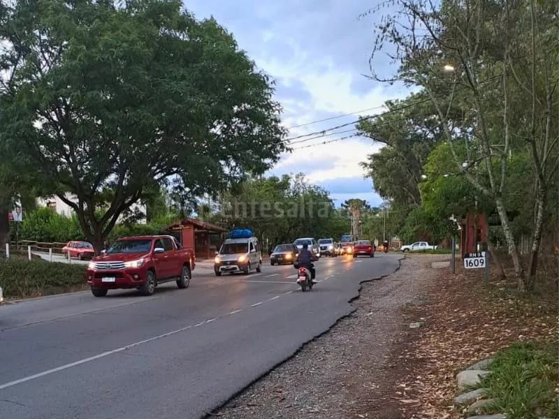 Tránsito a paso de hombre para volver a Salta desde Vaqueros. 