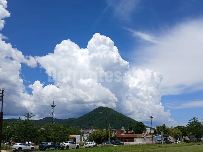 Formación de nucleos con tormentas en Salta en la previa del partido de Boca. 