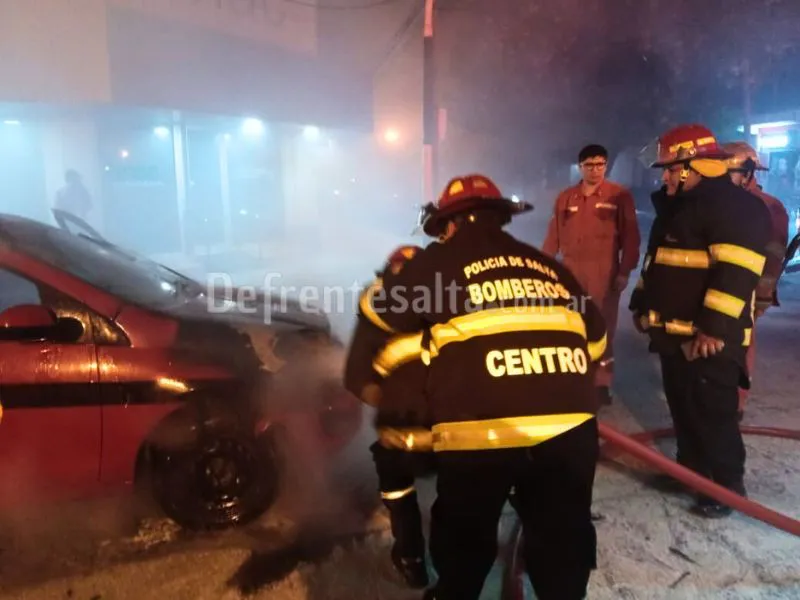 Taxi incendiando en pleno centro.