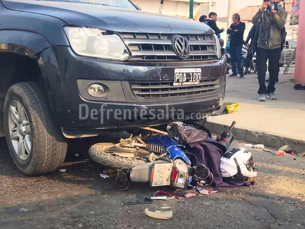 La moto tirada abajo de la camioneta.