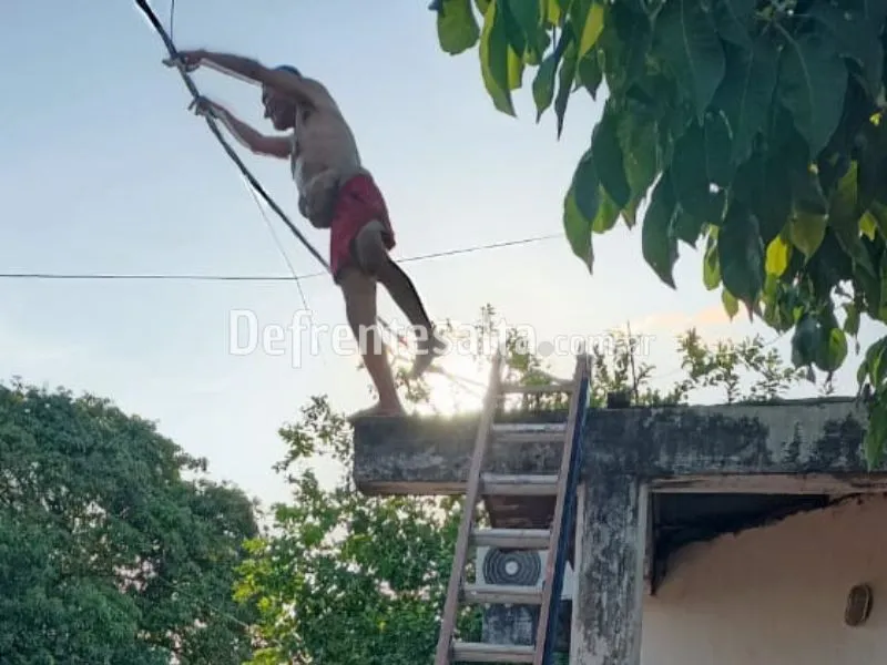 El hombre a punto de arrojarse al vacío.