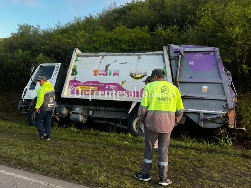Camión recolector sufrió un accidente en Acceso Norte. 
