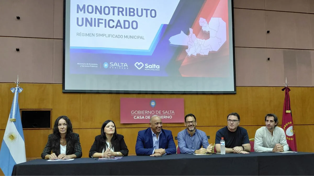 El intendente Emiliano Durand y el ministro de 3conomía Dib Ashur encabezaron la presentación del monotributo unificado.