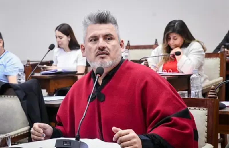 José García con el poncho.