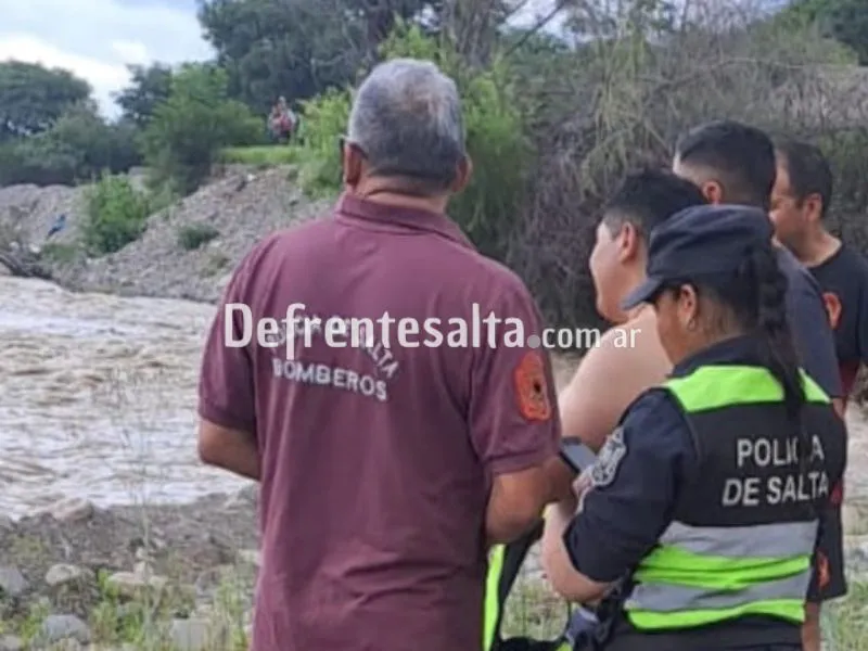 Bomberos y Policías en el lugar del rescate. 