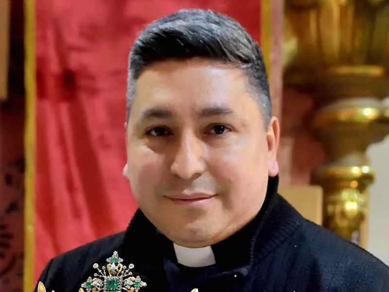 Padre Javier Romero.
