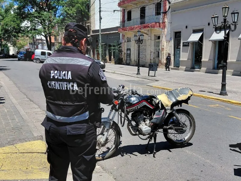 Personal policial realiza pericias en la moto del uniformado.