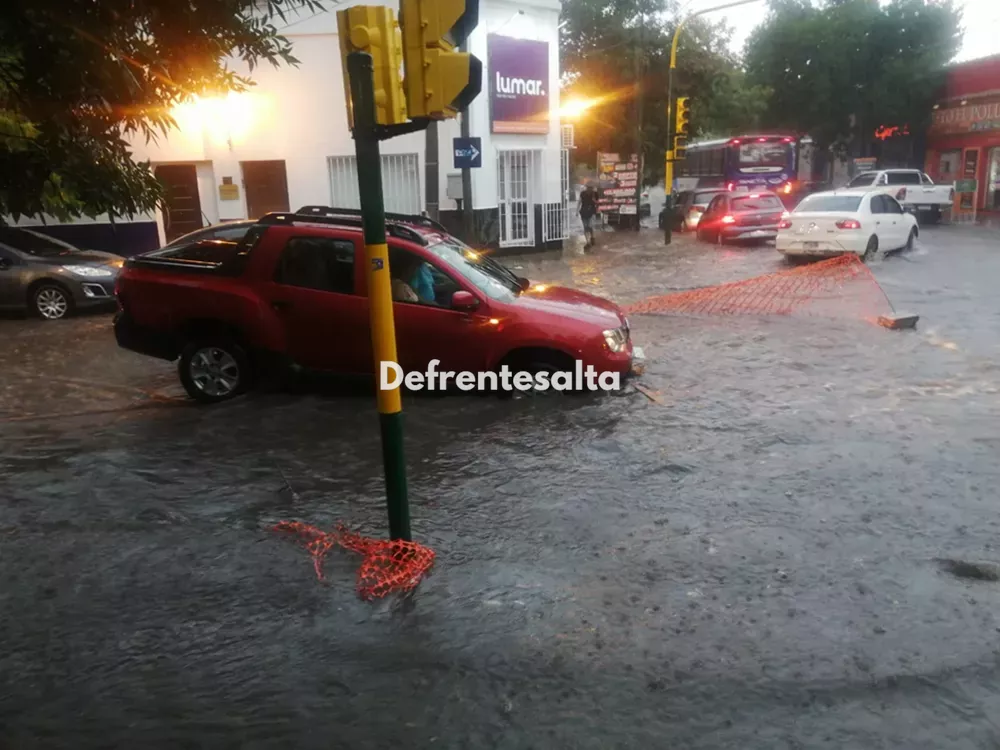 Camioenta en la zanja