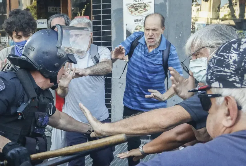 La Policía ataca a los jubilados