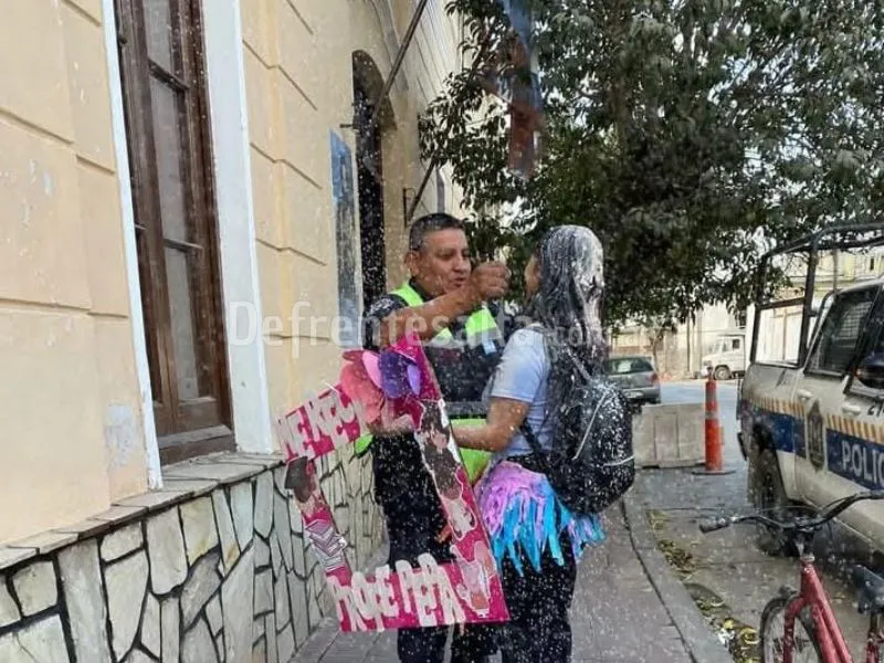 Se recibió y lo festejó en bicicleta.