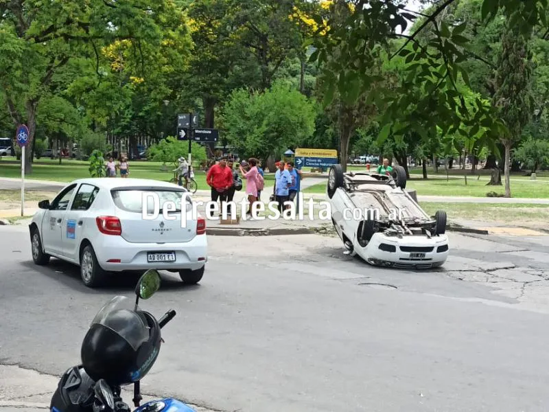 Choque y vuelco en el parque San Martín. 