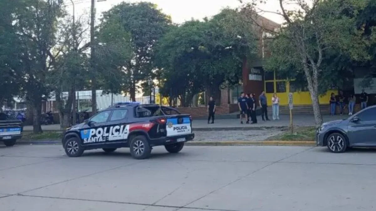 Efectivos de la Policía de Santa Fe custodian el ingreso a la escuela Mariano Moreno tras el tiroteo.