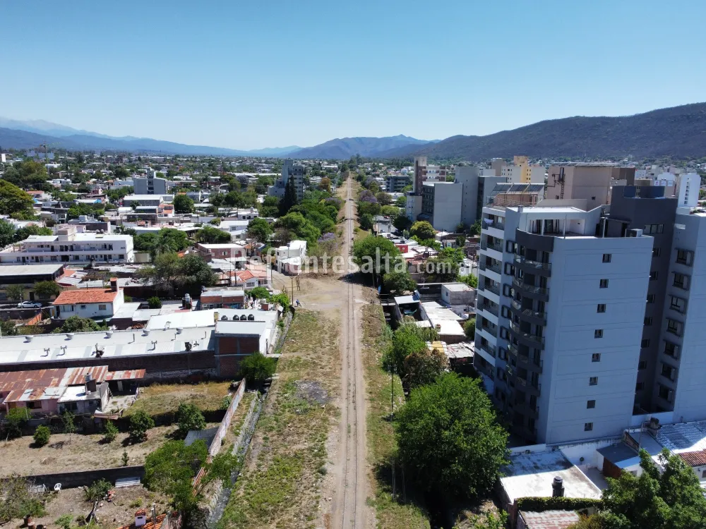 Soleado vías del Tren