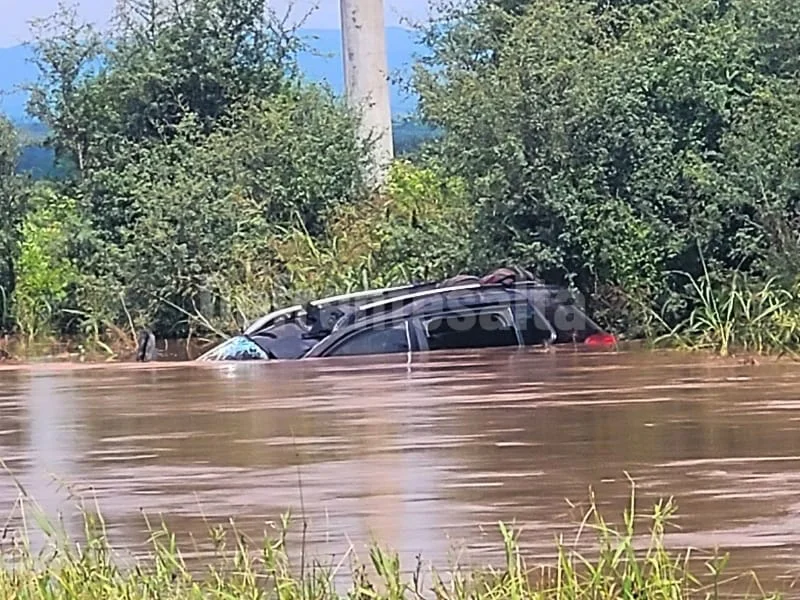 Un auto quedó bajo el agua en El Galpón tras el temporal. 