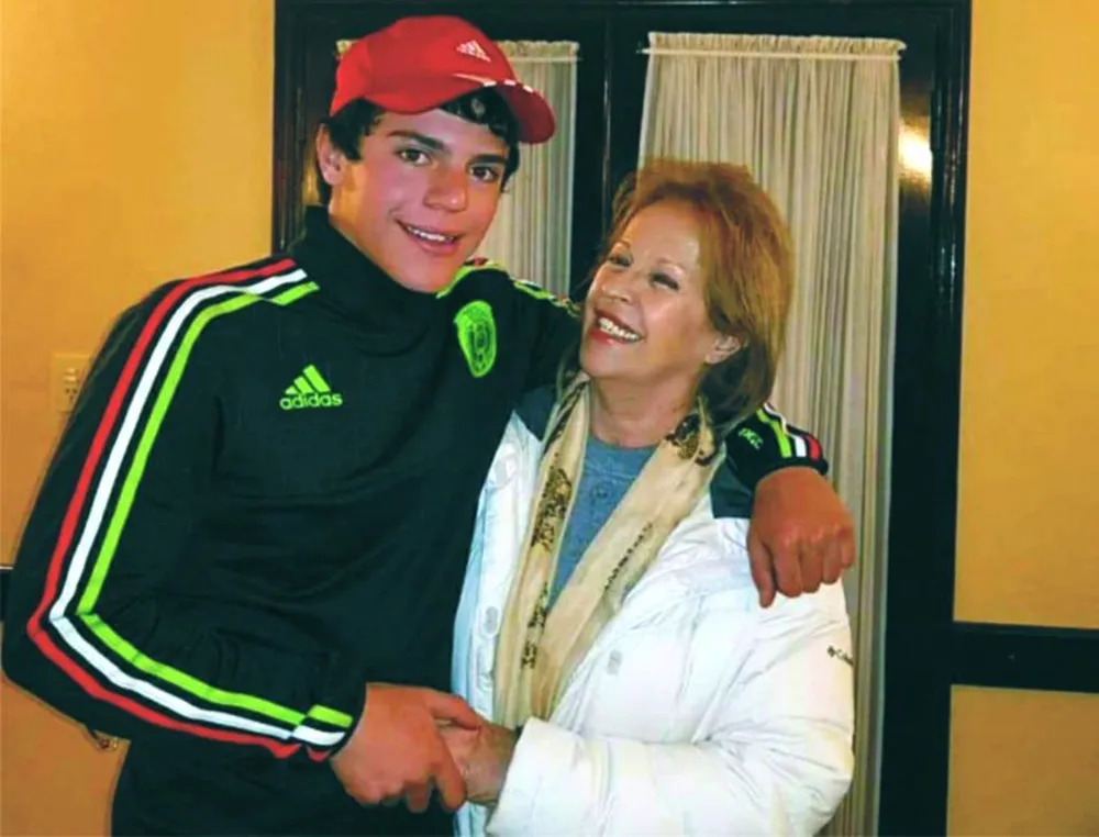 Gine junto a su nieto