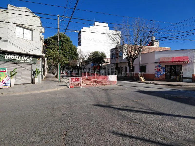 Obras en Balcarce y Aniceto de la Torre sin rampas.