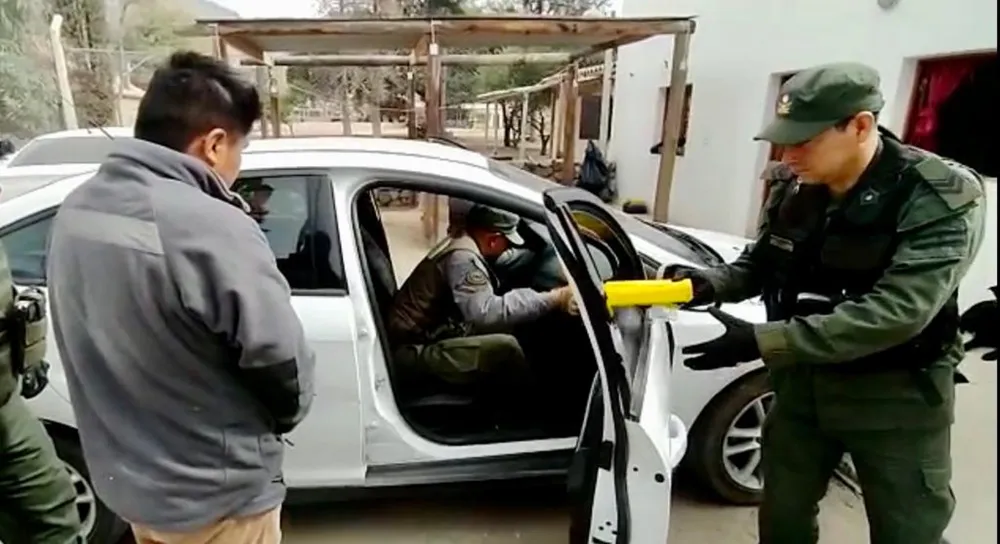 ocultaba_paquetes_con_mas_de_32_kilos_de_cocaina_dentro_del_torpedo_de_un_auto_3