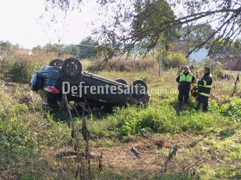 El vehículo volcado de la mujer policía.